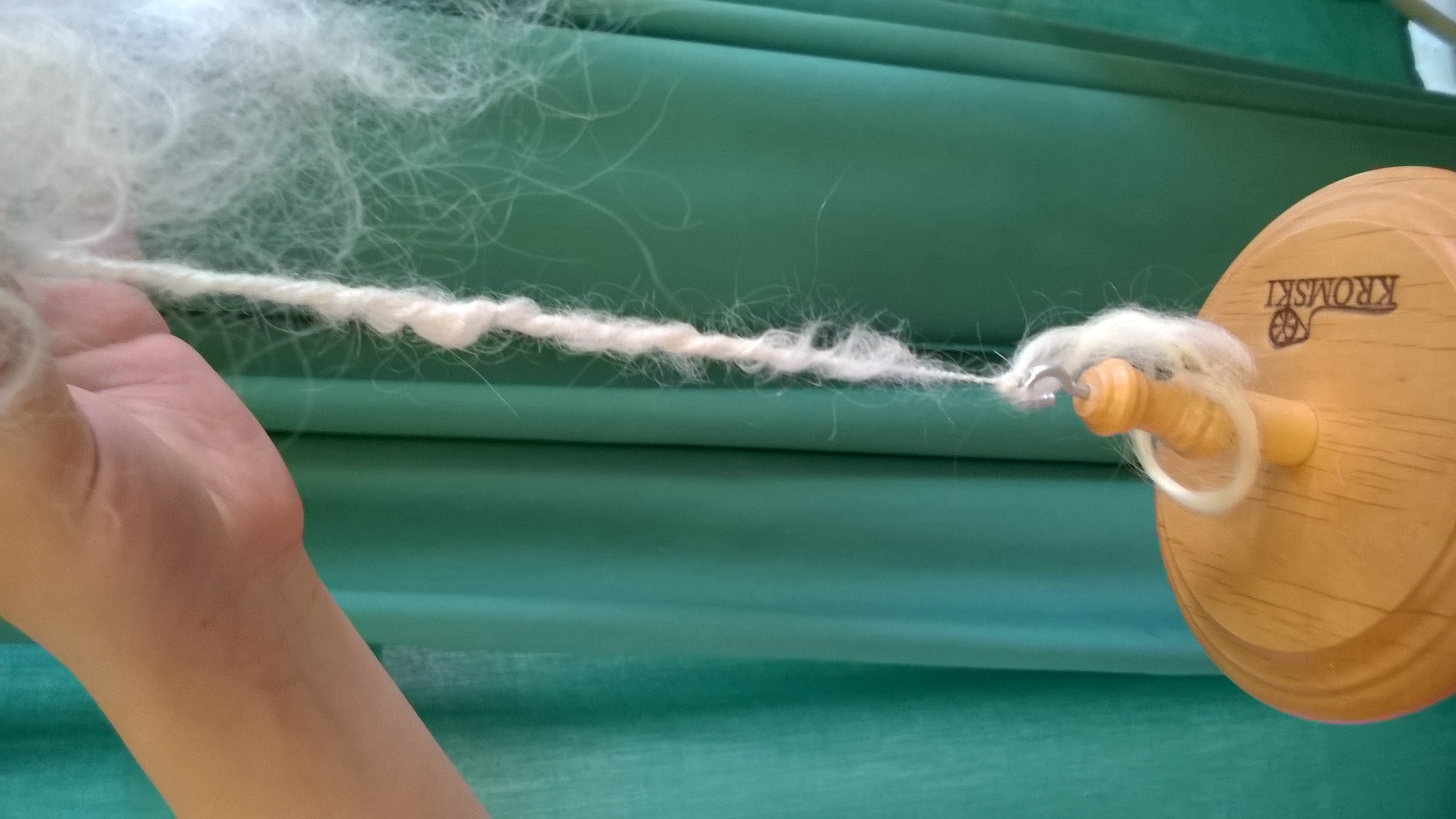 Comment fabriquer des vêtements ? Quand la nature habille notre poupée.