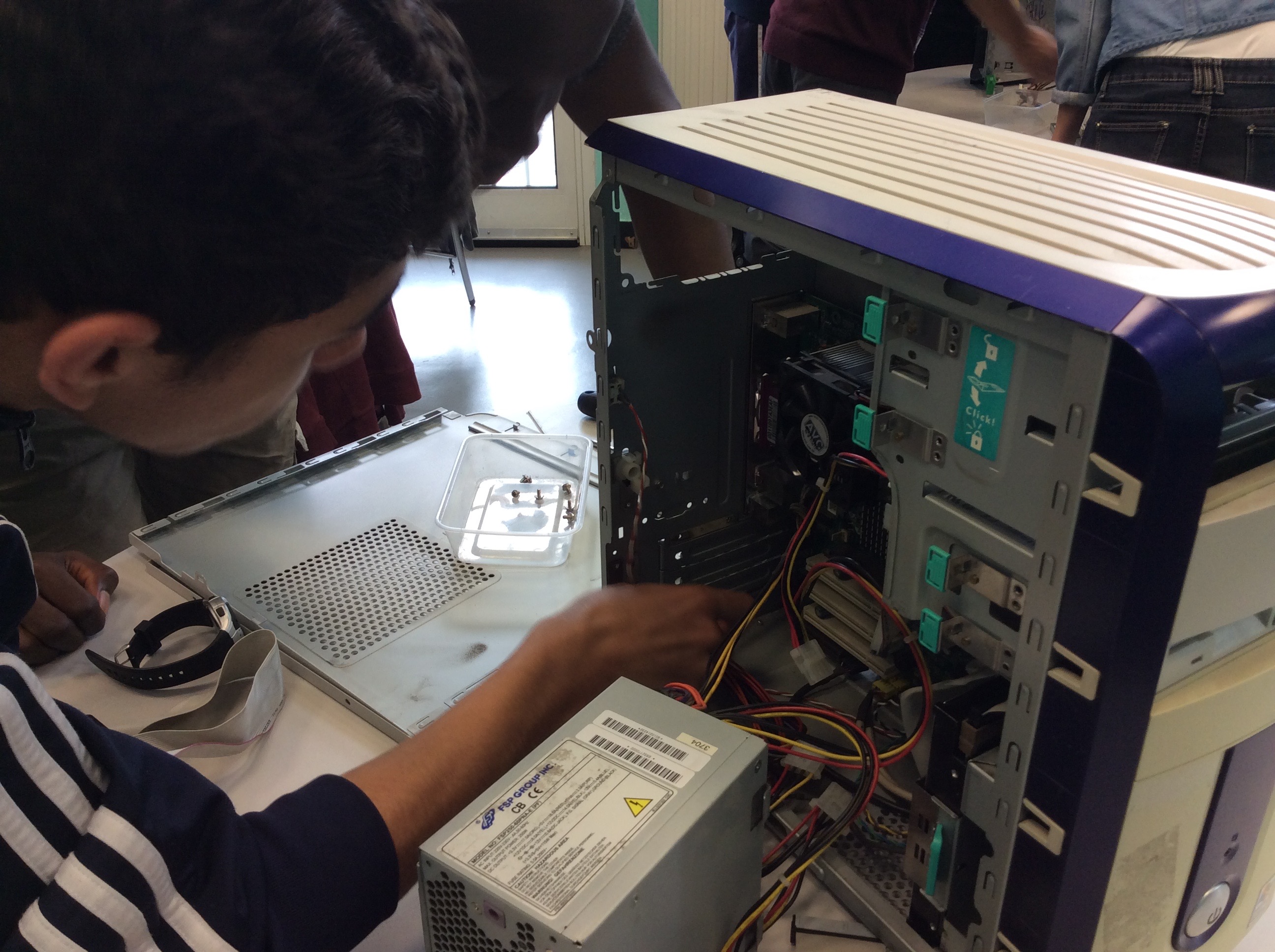 Tour Protegeant Les Composants D Un Ordinateur