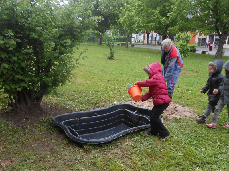 Installation d'une mare à l'école maternelle